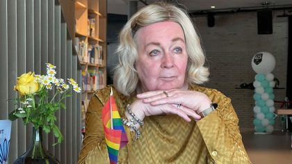 Een vrijwilliger van het COC bij het LHBTI-steunpunt in Etten-Leur